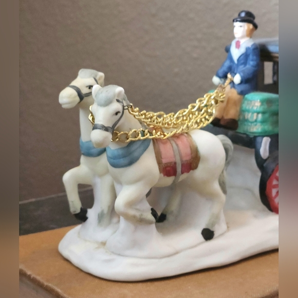 Dickens Village Stagecoach Porcelain Accessory - Picture 3 of 13